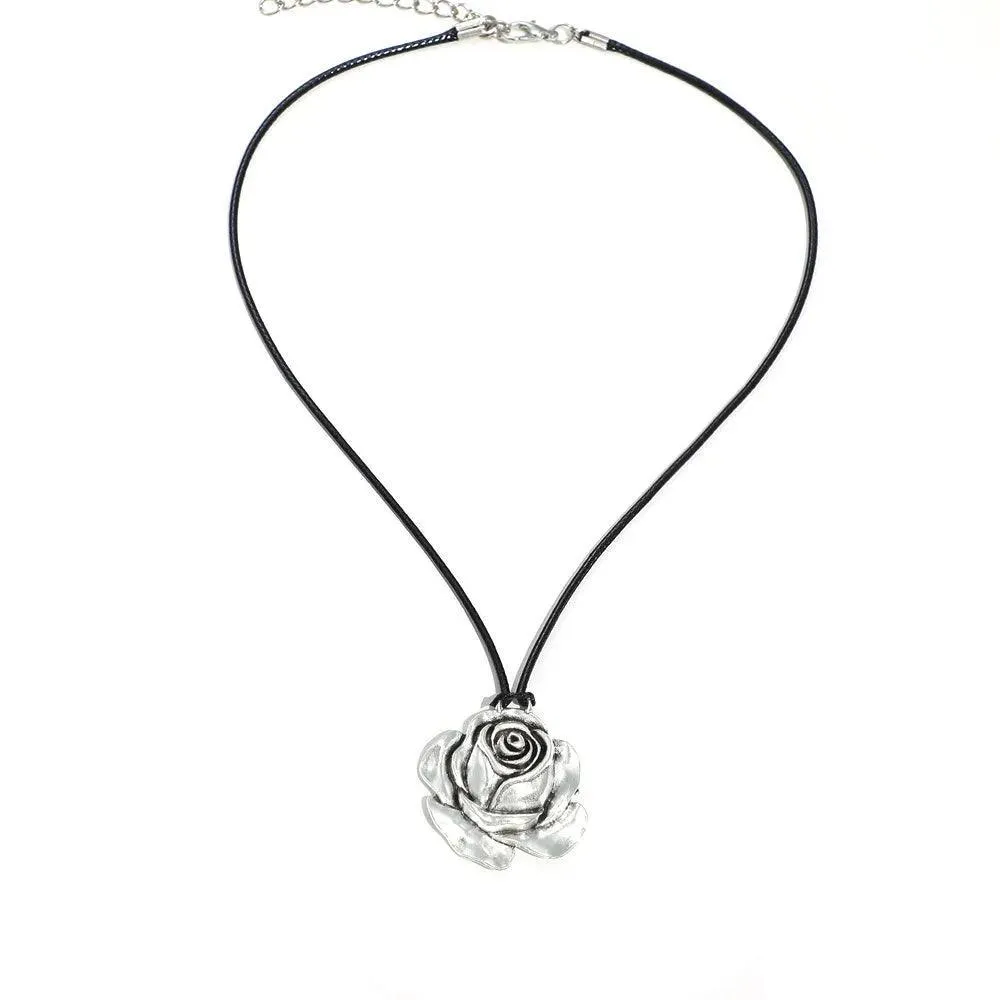 Heart Velvet Choker Necklace: Gothic Bow Detail for Edgy Style