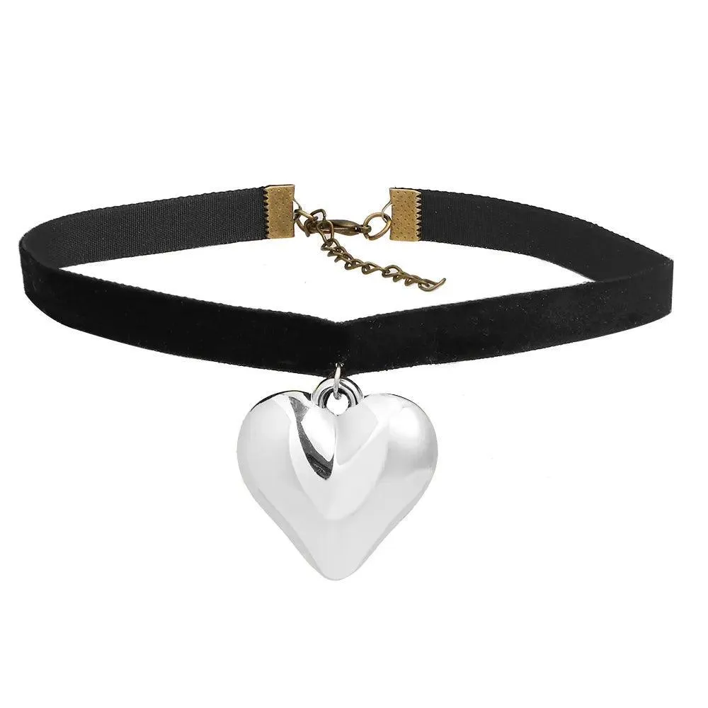Heart Velvet Choker Necklace: Gothic Bow Detail for Edgy Style